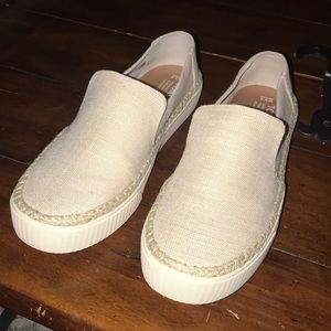 Toms Canvas Slip-ons 🌾